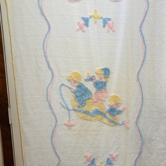 Vintage EUC chenille baby blanket/crib spread